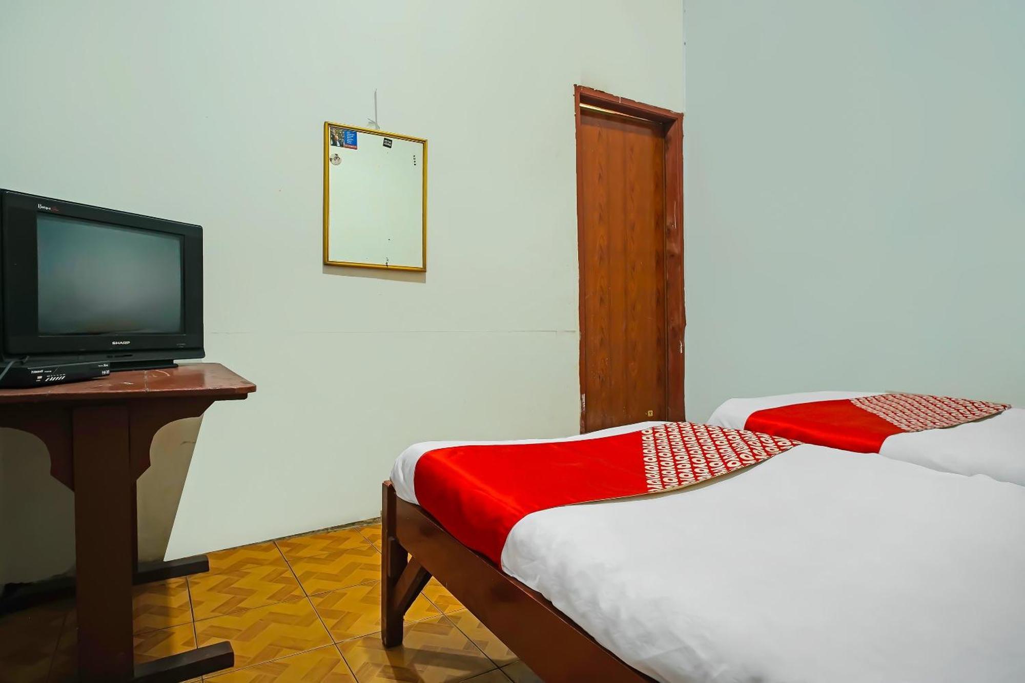 Oyo 92577 Hotel Sidikalang Near Kejaksaan Negeri Dairi Екстер'єр фото