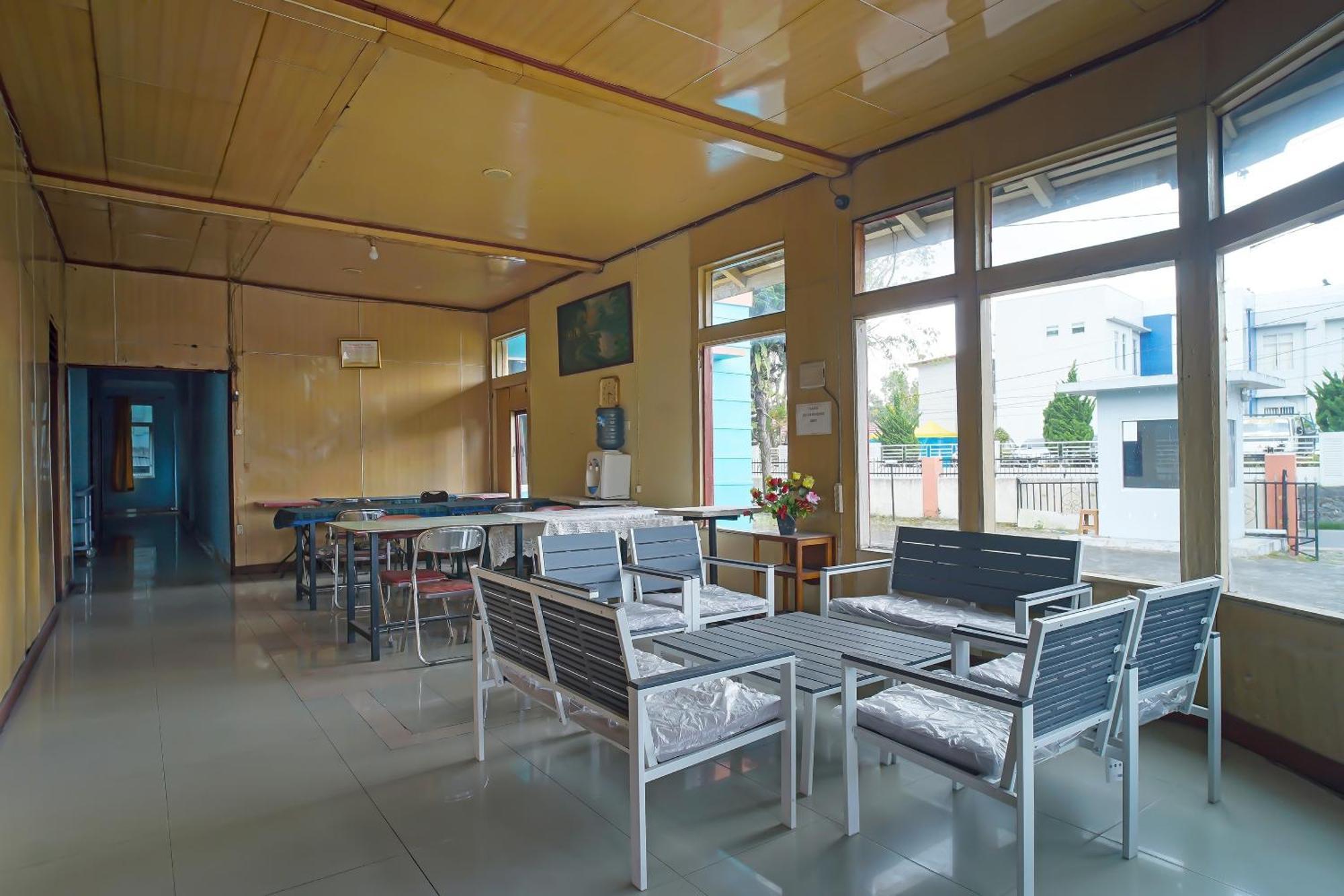 Oyo 92577 Hotel Sidikalang Near Kejaksaan Negeri Dairi Екстер'єр фото