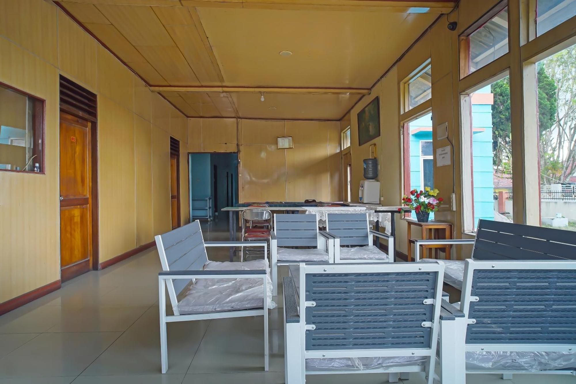 Oyo 92577 Hotel Sidikalang Near Kejaksaan Negeri Dairi Екстер'єр фото